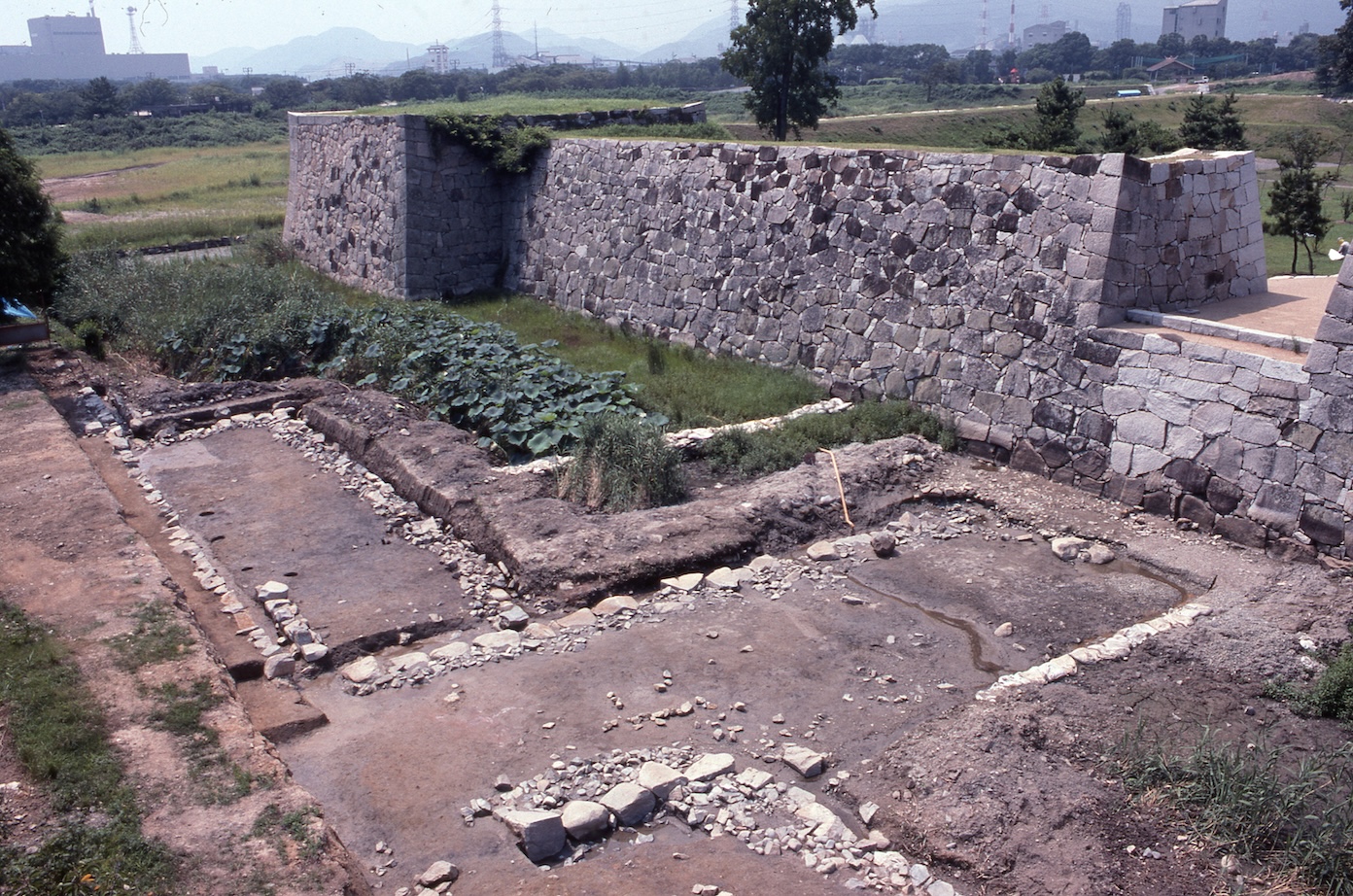 【Excavation of the Bridge Abutment on the Shore Opposing Honmaru Hanebashimon Gate 】