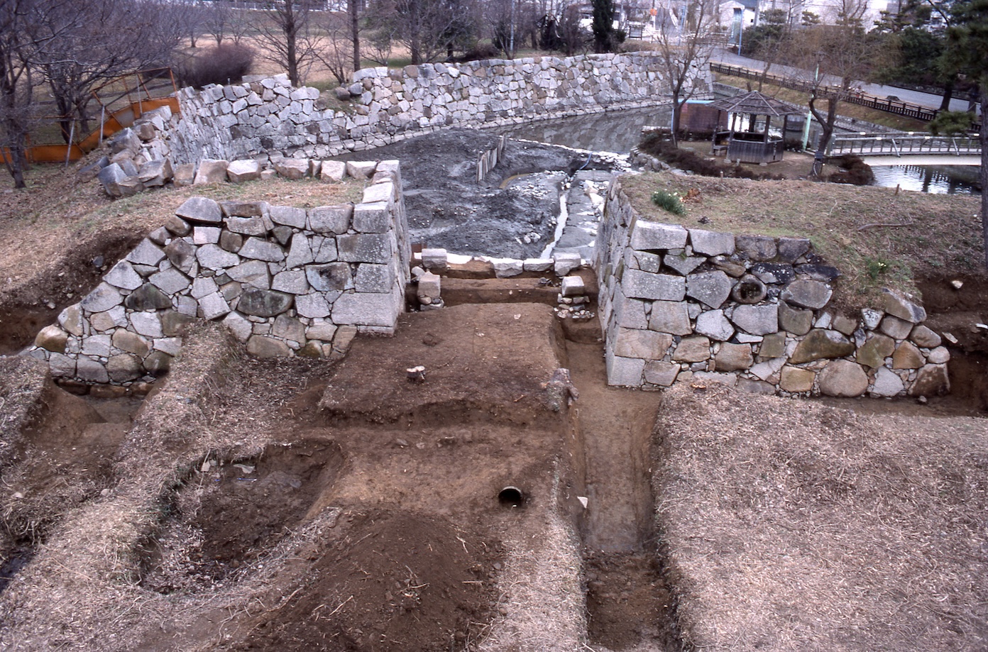 【Excavation of the Ninomaru Mizutemon Gate Site】