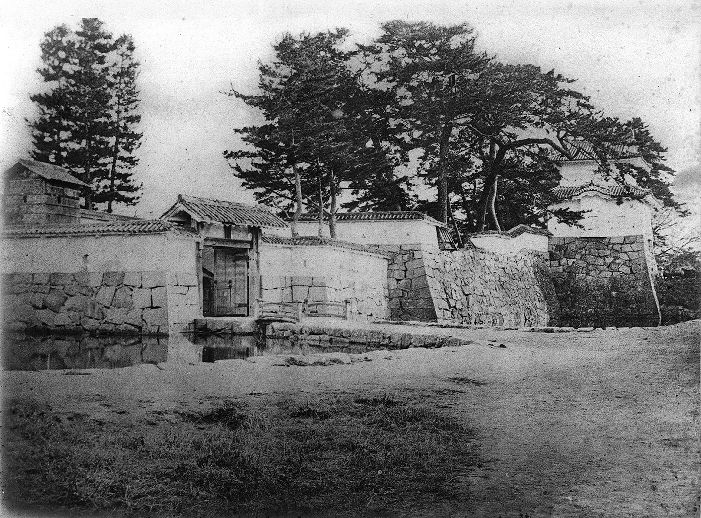 【Old Photograph of the Sannomaru Shioyamon Gate (Negatives are Property of Kagakuji Temple)】