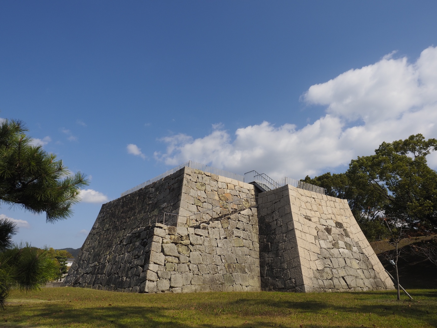 【The Honmaru Tenshu Tower Base】