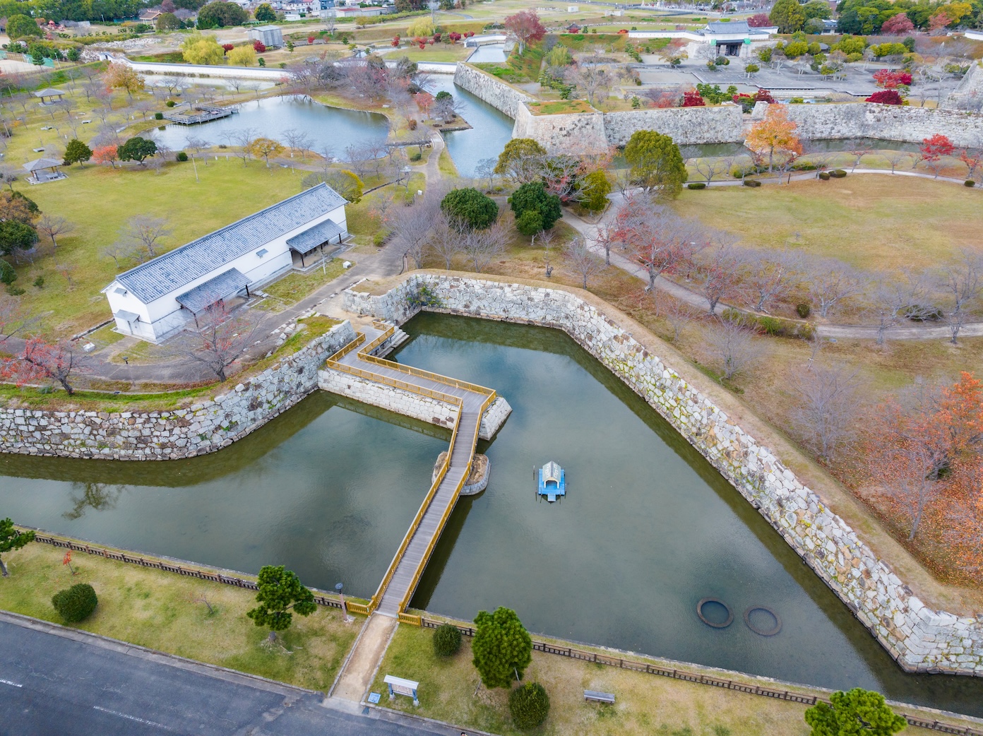 Curved Stone Walls and Mizuhineri Indents